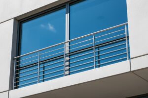 Pourquoi installer une rambarde de sécurité pour fenêtre chez vous ?